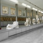 Le sale del Nuovo Museo dell'Acropoli custodiscono sculture originali e preziosi reperti dell'antica Grecia, offrendo un viaggio affascinante nella storia di Atene.