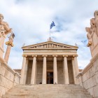L'Accademia di Atene non è solo uno splendido edificio neoclassico: è il cuore della ricerca greca, dove il fascino antico della città incontra il sapere di oggi.