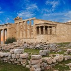 L'Eretteo custodisce uno dei dettagli più affascinanti dell'Acropoli: le celebri Cariatidi, eleganti figure femminili scolpite nella pietra che, da oltre duemila anni, sorreggono il portico con straordinaria armonia.