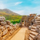 Le possenti Mura Ciclopiche di Micene raccontano la grandezza della civiltà micenea. Blocchi di pietra giganteschi custodiscono un luogo dove storia e leggenda si incontrano.