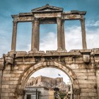 La Porta di Adriano accoglie chi entra nel cuore storico di Atene. Costruita nel 131 d.C., univa simbolicamente la città antica alla nuova Atene voluta dall'imperatore.