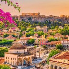 Tra i tetti della Plaka, l'Acropoli domina Atene con la sua storia millenaria. Al tramonto, ogni scorcio invita a vivere il fascino autentico della capitale greca.