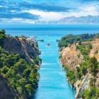 Il Canale di Corinto unisce il Mar Ionio al Mar Egeo con una spettacolare gola scavata nella roccia. Un capolavoro dell'ingegneria che sorprende ancora oggi.