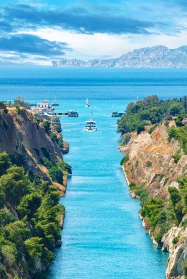 Il Canale di Corinto unisce il Mar Ionio al Mar Egeo con una spettacolare gola scavata nella roccia. Un capolavoro dell'ingegneria che sorprende ancora oggi.