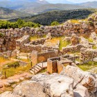 Il Circolo Reale di Micene custodisce le tombe dei sovrani micenei. Tra queste antiche pietre nacque una civiltà che ispirò i poemi di Omero e la storia della Grecia.