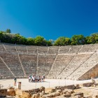 Nel santuario di Asclepio, il Teatro di Epidauro è considerato il capolavoro del teatro greco antico. La sua acustica perfetta continua a stupire dopo oltre duemila anni.
