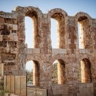 Le possenti arcate dell'Odeon di Erode Attico raccontano l'eleganza dell'architettura romana. Dopo quasi duemila anni continuano a stupire per armonia e solidità.