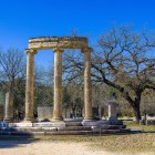 Da una diversa prospettiva, il Philippeion rivela l'eleganza del suo impianto circolare. Un monumento unico di Olimpia dedicato a Filippo II di Macedonia.