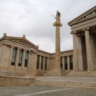 L'Accademia di Atene racconta la passione della Grecia per il sapere. Tra colonne ioniche e statue monumentali, continua a essere il più importante istituto di ricerca del Paese.