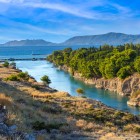 Da una diversa prospettiva, il Canale di Corinto rivela tutta l'imponenza della sua gola scavata nella roccia. Un'opera che unisce il Mar Ionio e il Mar Egeo.