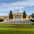 Lo Zappeion è uno dei simboli della Atene moderna. La sua elegante architettura neoclassica ospita da oltre un secolo cerimonie, eventi e incontri di rilievo internazionale.