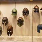 Gli elmi in bronzo del Museo Archeologico di Olimpia raccontano il coraggio dei guerrieri greci. Ex voto dedicati agli dei, custodiscono secoli di storia e tradizione.