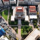 Dall'alto, la Biblioteca Nazionale della Grecia rivela tutta l'eleganza del suo stile neoclassico. Da oltre un secolo custodisce il patrimonio culturale e letterario del Paese.