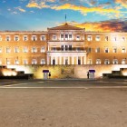 Il Parlamento Ellenico illumina Piazza Syntagma, cuore della vita politica greca. Qui la storia incontra il presente, tra gli Evzones e la celebre Tomba del Milite Ignoto.