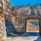 La celebre Porta dei Leoni, l'ingresso monumentale della cittadella di Micene, simbolo della civiltà micenea e uno dei più antichi esempi di scultura monumentale d'Europa.