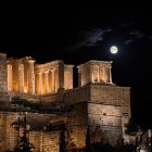 Il Tempio di Atena Nike e i Propilei illuminano l'ingresso dell'Acropoli. Al calare della notte, raccontano la grandezza di Atene in uno scenario senza tempo.