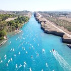 Il Canale di Corinto diventa il palcoscenico di una spettacolare gara di SUP. Tra pareti di roccia e acque turchesi, sport e paesaggio regalano uno scenario unico.