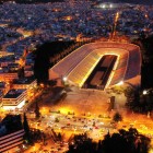 Di notte lo Stadio Panathinaiko si accende di storia. Interamente in marmo, ospitò nel 1896 i primi Giochi Olimpici dell'era moderna, diventando un simbolo dello sport.