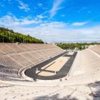 Lo Stadio Panathinaiko, interamente in marmo, ospitò nel 1896 i primi Giochi Olimpici dell'era moderna. Un luogo dove lo sport ha scritto una pagina di storia.