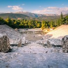 Sedersi nel Teatro di Epidauro significa vivere un capolavoro dell'antica Grecia. Da oltre duemila anni sorprende il mondo con un'acustica ancora oggi straordinaria.