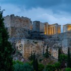 Al calare della notte, il Tempio di Atena Nike, i Propilei e il Monumento di Agrippa illuminano l'Acropoli, regalando ad Atene uno dei panorami più emozionanti della Grecia.