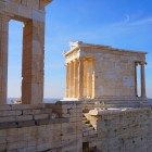 Accanto al Partenone, il Tempio di Atena Nike è piccolo nelle dimensioni ma immenso nel significato. Dedicato alla dea della vittoria, domina l'Acropoli da oltre duemila anni.