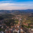 Olympia è immersa nel verde del Peloponneso, tra dolci colline e uliveti. Un paesaggio che custodisce il luogo dove nacquero i Giochi Olimpici dell'antichità.