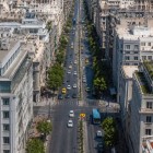 Dall'alto, Via Panepistimiou svela il volto elegante di Atene. Tra viali alberati e palazzi storici, accompagna alla scoperta della celebre Trilogia Neoclassica.