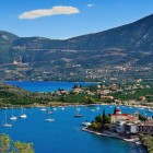 Il villaggio di Epidauro si affaccia su un golfo dalle acque tranquille. Un angolo autentico del Peloponneso, dove il mare accompagna la storia dell'antica Grecia.
