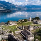 La cittadella di Ioannina domina il lago Pamvotida con le sue mura, la Moschea Fethiye e gli storici edifici del Vilayet, dove storia, architettura e natura si incontrano.