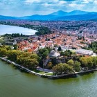 Veduta aerea della penisola storica di Ioannina, circondata dalle acque del lago Pamvotida. Le antiche mura, il castello e il verde creano uno dei panorami più affascinanti dell'Epiro.