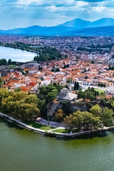 Veduta aerea della penisola storica di Ioannina, circondata dalle acque del lago Pamvotida. Le antiche mura, il castello e il verde creano uno dei panorami più affascinanti dell'Epiro.