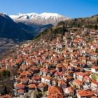 Metsovo sorge nel cuore del Parco Nazionale del Pindo, tra case in pietra, tetti rossi e montagne maestose. Un borgo autentico dove natura, tradizioni e storia si incontrano.