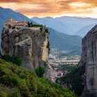 Il Monastero della Santa Trinità, arroccato sulle rocce delle Meteore sopra Kalambaka, regala al tramonto uno dei panorami più emozionanti della Grecia, patrimonio UNESCO.