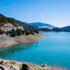 Le acque turchesi del Lago Aoos Springs, nel Parco Nazionale del Pindo, riflettono le montagne dell'Epiro regalando uno dei paesaggi naturali più suggestivi della Grecia.