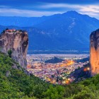 Il Monastero della Santa Trinità domina le spettacolari rocce delle Meteore sopra Kalambaka. Un capolavoro UNESCO dove paesaggi grandiosi e spiritualità si fondono in perfetta armonia.