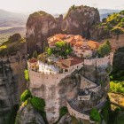 Il Sacro Monastero del Grande Meteoro e il Monastero di Varlaam dominano le rocce delle Meteore, vicino a Kalambaka, regalando uno dei panorami più iconici e spirituali della Grecia.