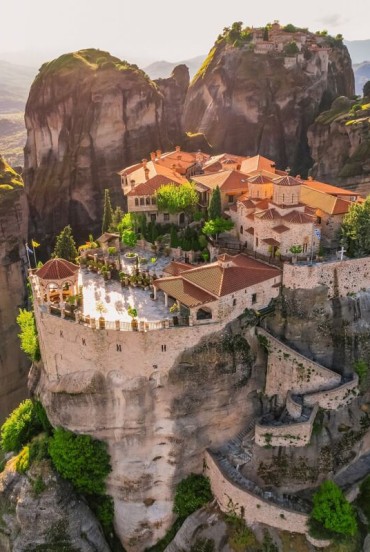 Il Sacro Monastero del Grande Meteoro e il Monastero di Varlaam dominano le rocce delle Meteore, vicino a Kalambaka, regalando uno dei panorami più iconici e spirituali della Grecia.