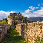 Le mura dell'antico castello bizantino di Ioannina conducono al Palazzo di Alì Pascià e alla Torre di Boemondo, simboli di una città che custodisce secoli di storia.