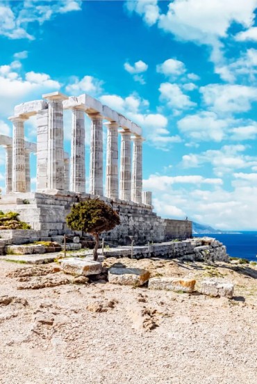Il Tempio di Poseidone domina il promontorio di Capo Sunion con le sue eleganti colonne affacciate sul Mar Egeo. Un luogo simbolo della Grecia, dove storia, mito e panorami si incontrano.