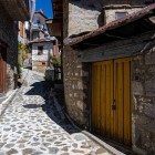 Le strette viuzze acciottolate di Metsovo, tra case in pietra e balconi in legno, custodiscono il fascino del Parco Nazionale del Pindo e delle antiche tradizioni dell'Epiro.