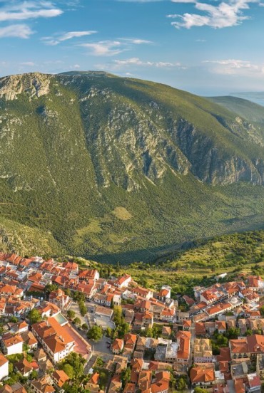 Delfi si adagia sulle pendici del Monte Parnaso con vista sulla valle di Focide. Un borgo dal fascino autentico, punto di partenza per scoprire uno dei più importanti santuari dell'antica Grecia.