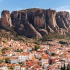 Kalambaka si adagia ai piedi delle imponenti falesie delle Meteore, dove le case dai tetti rossi incontrano uno dei paesaggi più iconici della Grecia, porta d'accesso ai celebri monasteri sospesi.