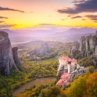 Al tramonto, le rocce delle Meteore si tingono di luce dorata mentre gli antichi monasteri dominano la valle. Uno scenario unico dove natura, spiritualità e silenzio si incontrano.