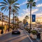 Le luci del tramonto avvolgono Puerto Banús, dove yacht esclusivi, boutique eleganti e palme sul lungomare regalano una delle passeggiate più iconiche di Marbella.