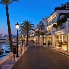 Al calare della sera, Puerto Banús si illumina tra yacht esclusivi, boutique di lusso e palme affacciate sulla marina. Una passeggiata dal fascino elegante e senza tempo