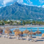A pochi passi da Puerto Banús, spiaggia dorata, mare cristallino e la maestosa La Concha regalano uno dei panorami più iconici e affascinanti della Costa del Sol.
