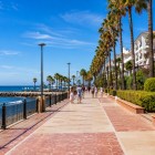 Il lungomare di Marbella, a pochi passi da Puerto Banús, invita a passeggiare tra palme, mare cristallino e panorami mediterranei immersi in un'atmosfera rilassante.