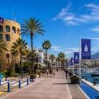 L'antica torre di avvistamento domina l'ingresso di Puerto Banús, affacciata sulla marina tra yacht, palme e passeggiate panoramiche nel cuore glamour di Marbella.