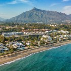 La costa di Marbella si apre tra spiagge dorate, ville immerse nel verde e il profilo maestoso de La Concha. Un angolo della Costa del Sol dove mare e natura si incontrano